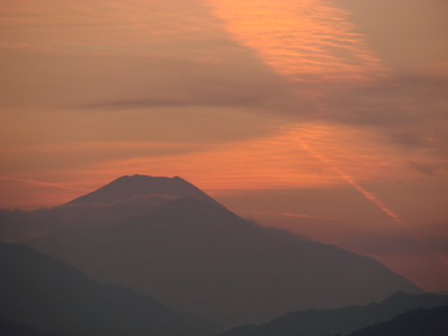 赤かくそまる富士山